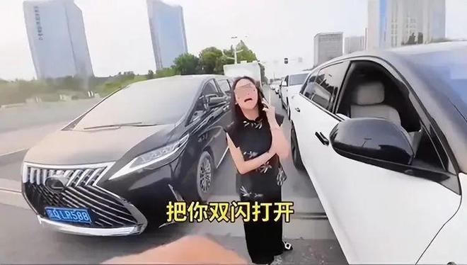 续:女司机气到流产公布完整行车记录仪冰球突破游戏河北女司机与骑手冲突后(图9) 续:女司机气到流产公布完整行车记录仪冰球突破游戏河北女司机与骑手冲突后(图9)