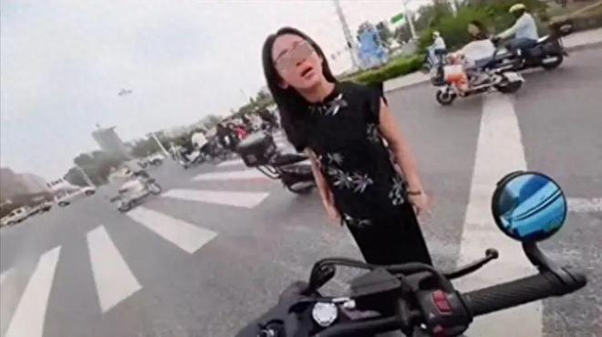 续:女司机气到流产公布完整行车记录仪冰球突破游戏河北女司机与骑手冲突后(图13) 续:女司机气到流产公布完整行车记录仪冰球突破游戏河北女司机与骑手冲突后(图13)